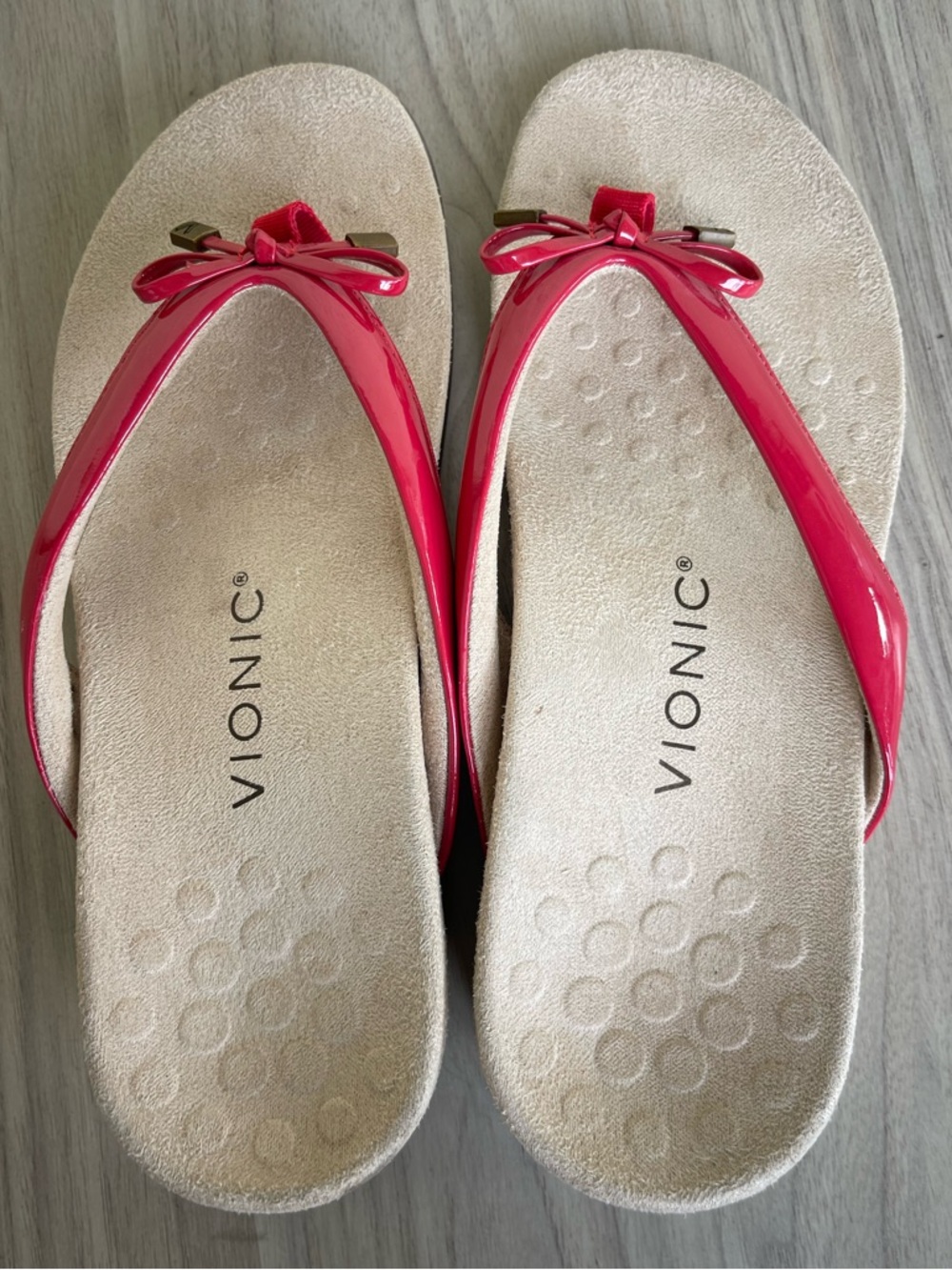Vionic Women's red Patent Bow Thong Sandals - Picture 2 of 12